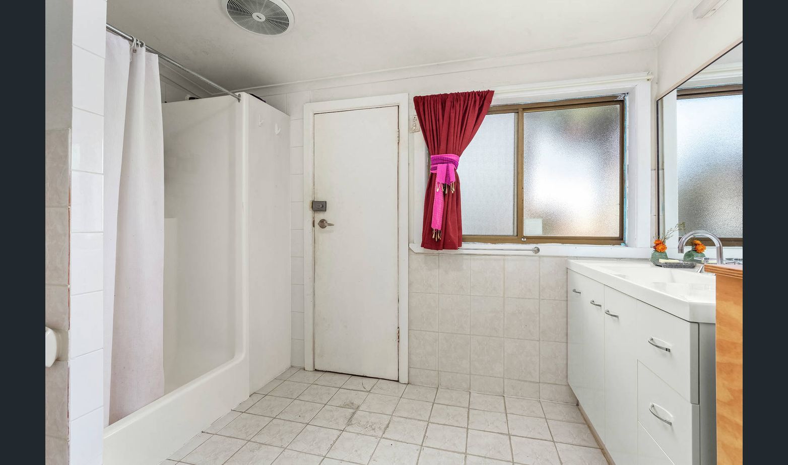 Modern Amenities On Thornbury Boarder