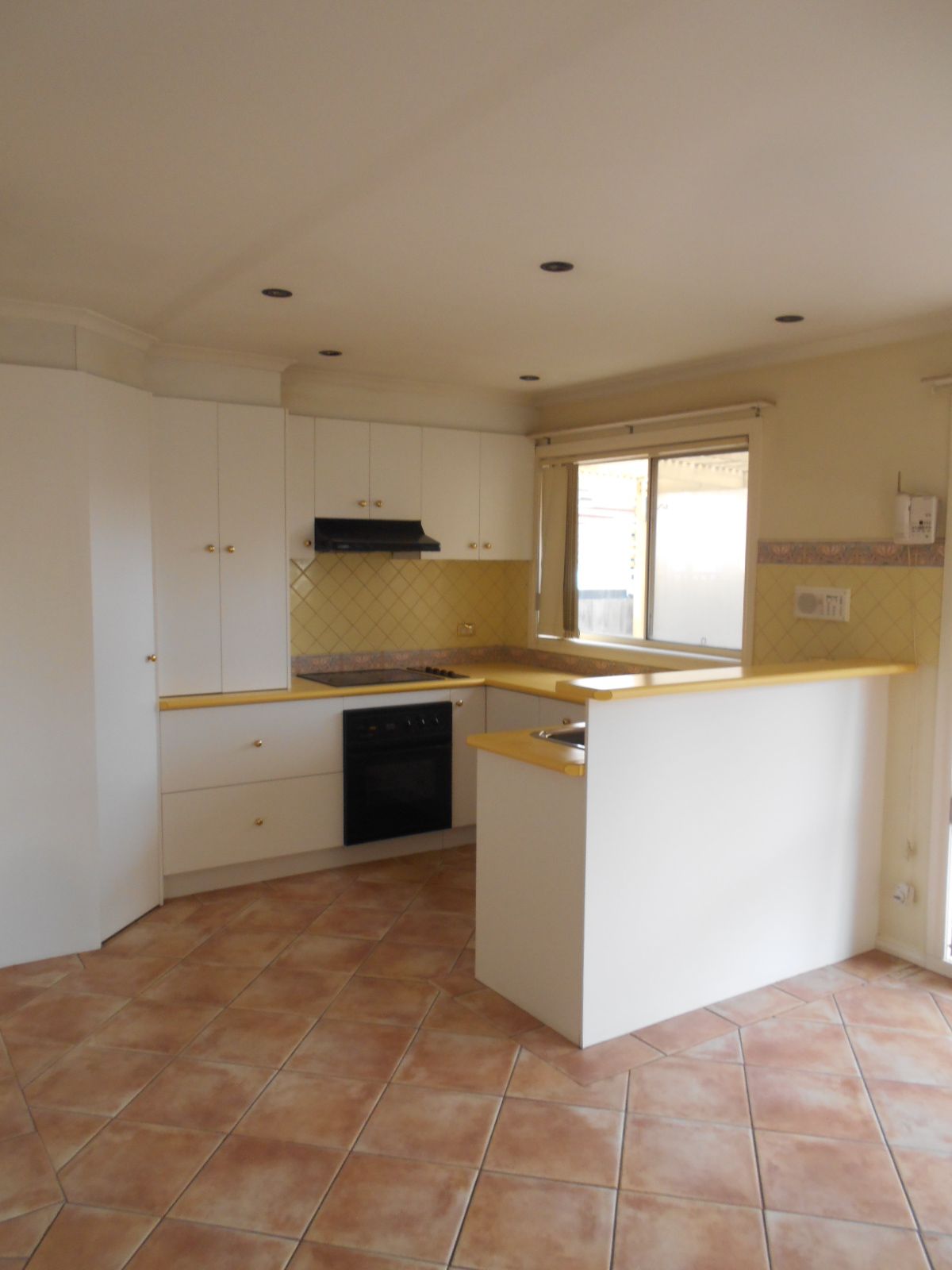 SPACIOUS TOWNHOUSE - WALKING DISTANCE TO HIGH STREET!