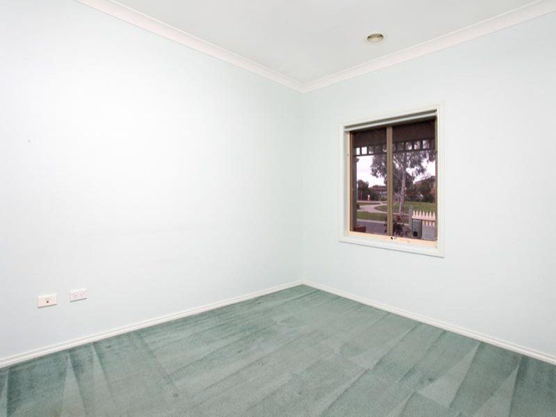 15 Dobell Crescent, Caroline Springs - Thumbnail 7