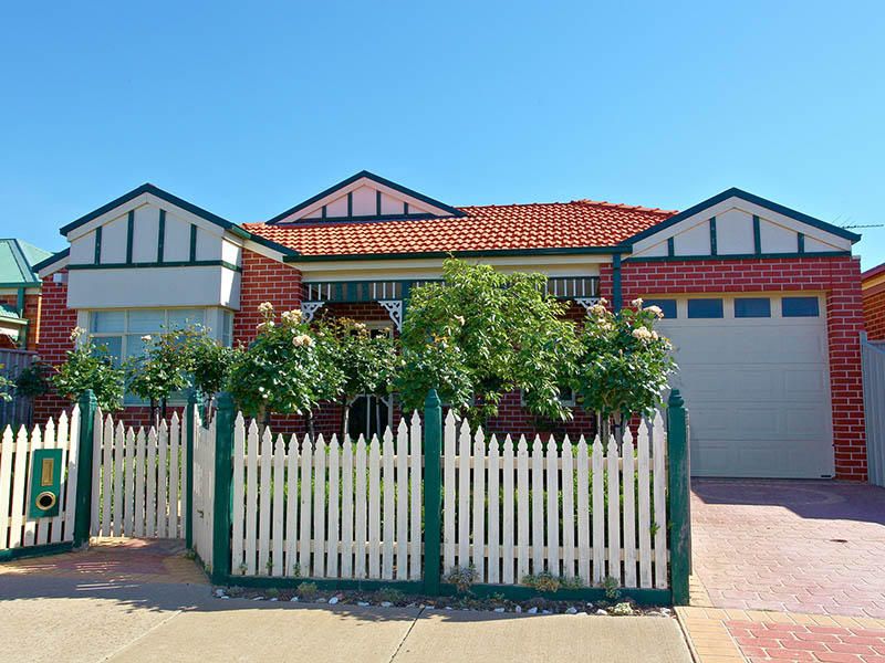 2 Springfield Close, Caroline Springs - Thumbnail 2