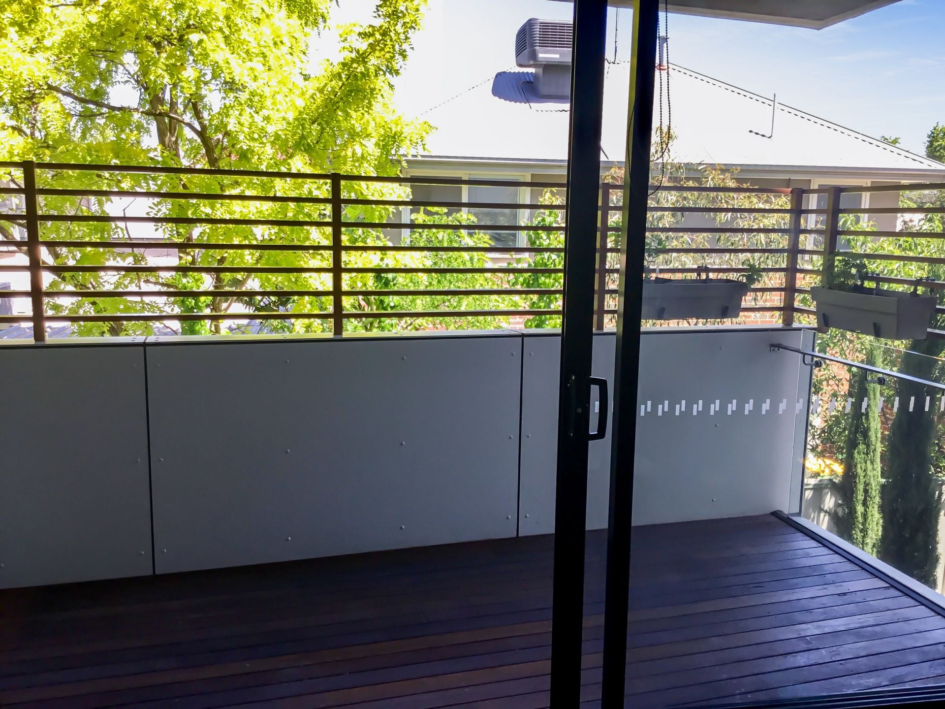 Oversized Apartment - Walk to Train Station
