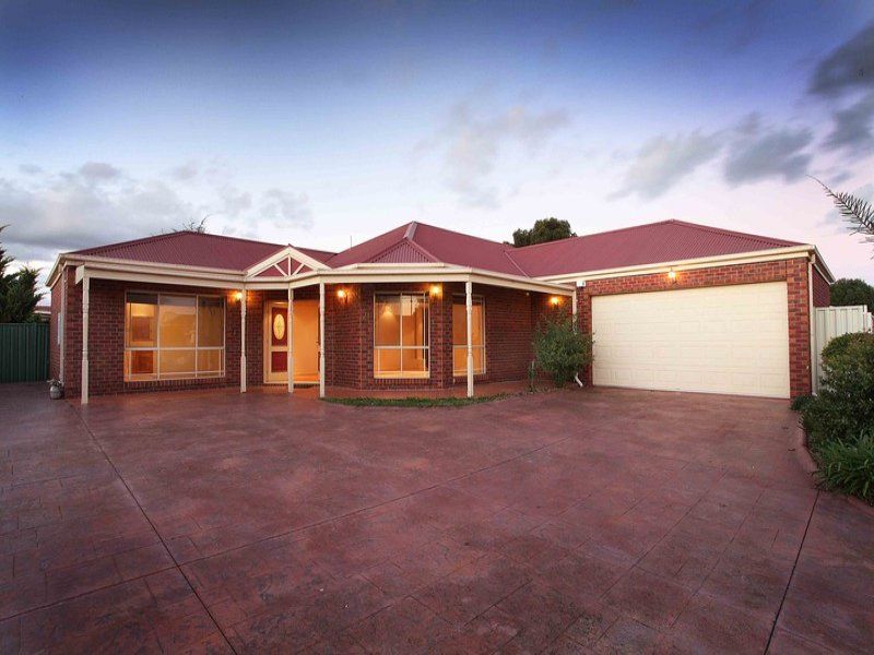 21 Castlemaine Way, Caroline Springs - Thumbnail 2