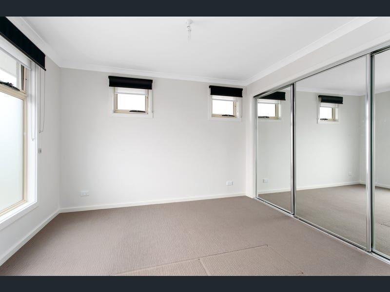 Modern low maintenance townhouse !