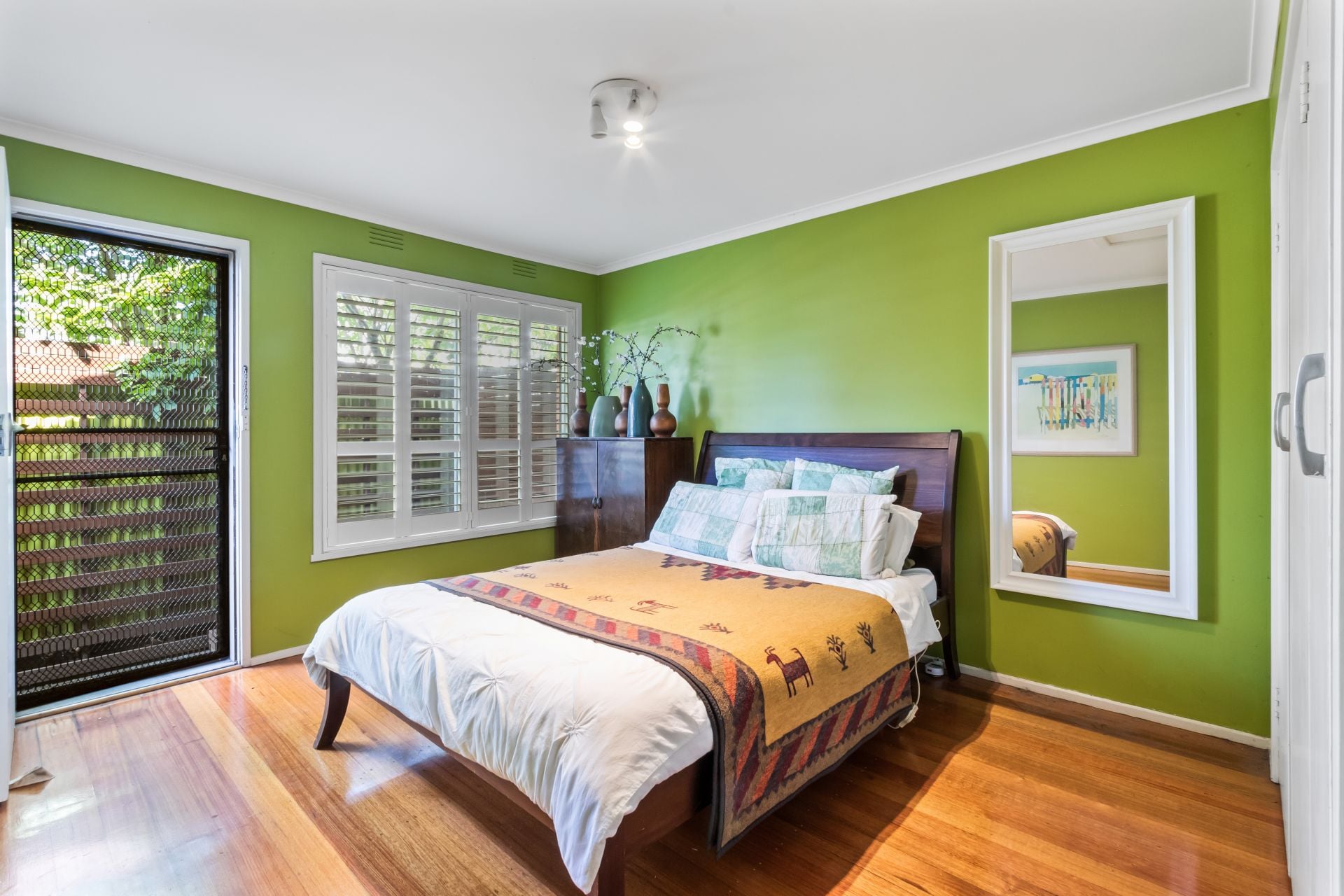 Neat and tidy apartment, near the Lake
