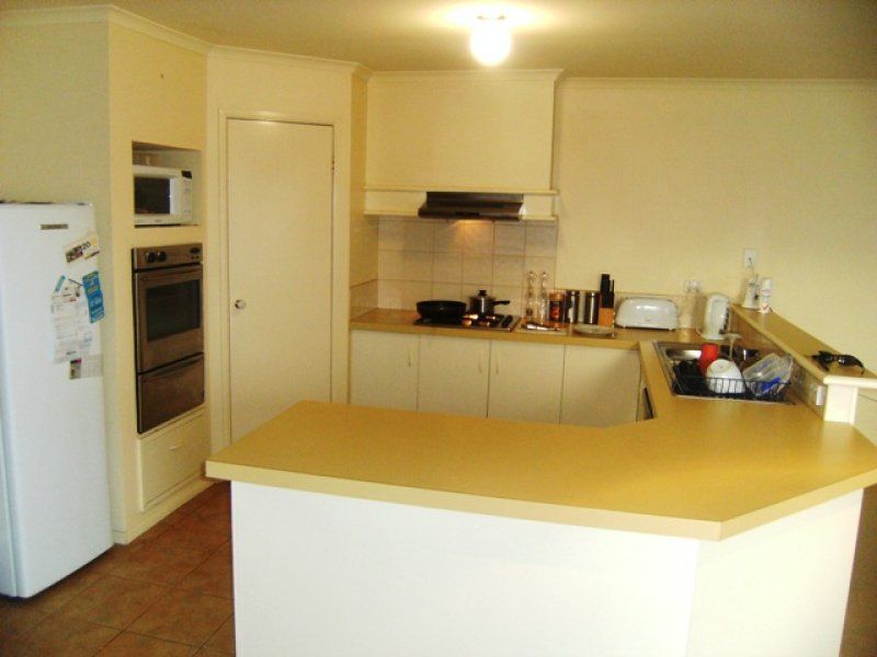 19 Barn Elms Parade, Caroline Springs - Thumbnail 3