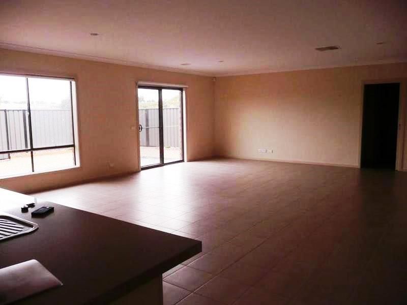 SPACIOUS FAMILY HOME WITH DUAL LIVING AREAS!