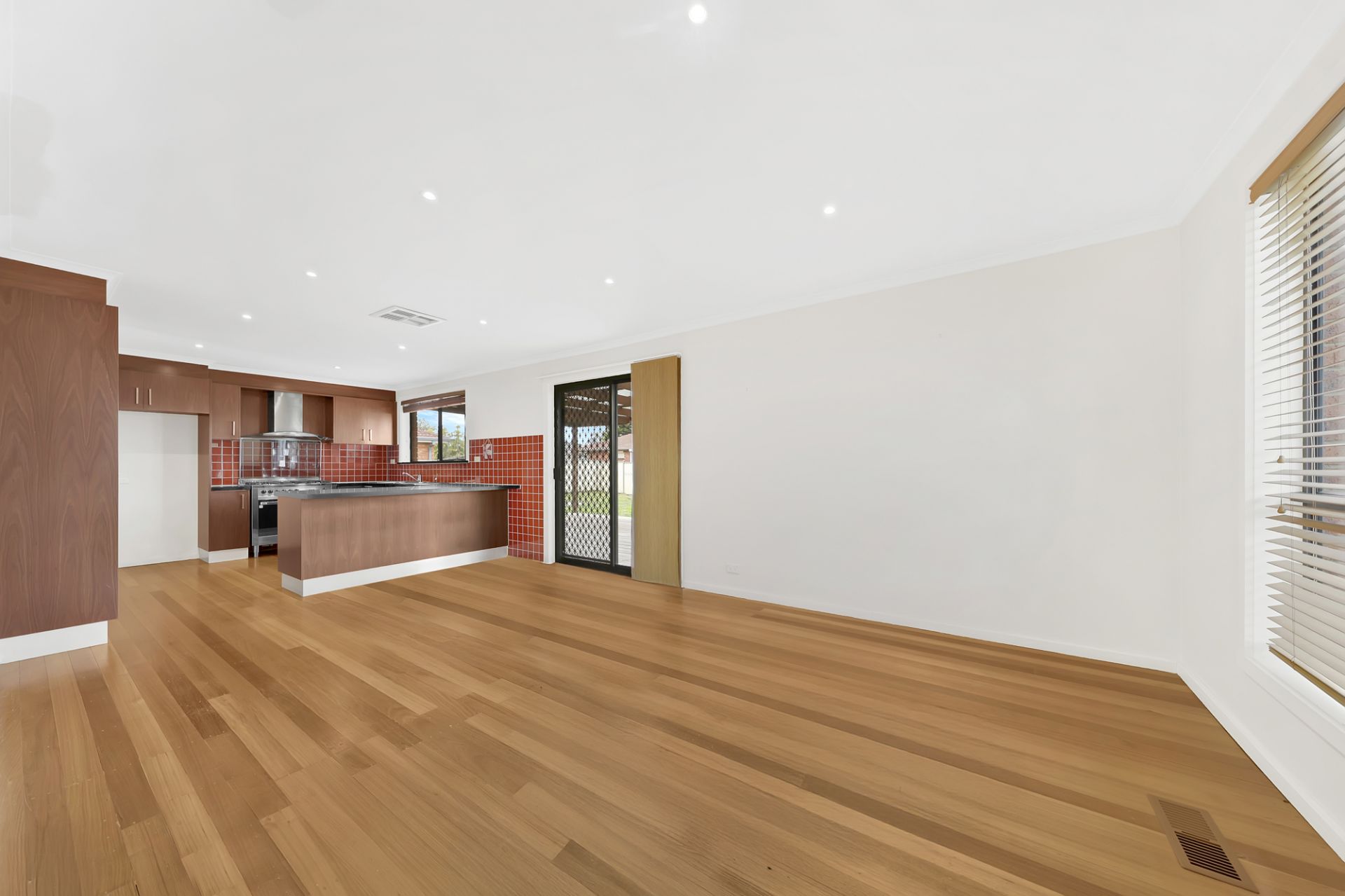 3 BEDROOM HOME IN THE HEART OF MILL PARK !!!