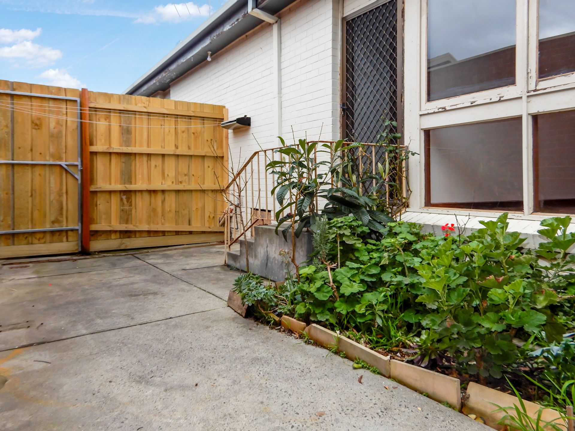 Light, Bright And Spacious Two Bedroom Cosy Unit!