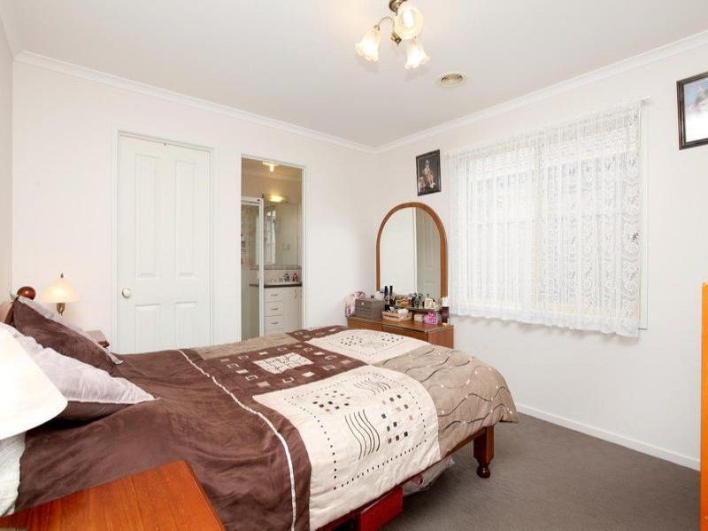 18 Holcolme Street, Caroline Springs - Thumbnail 8