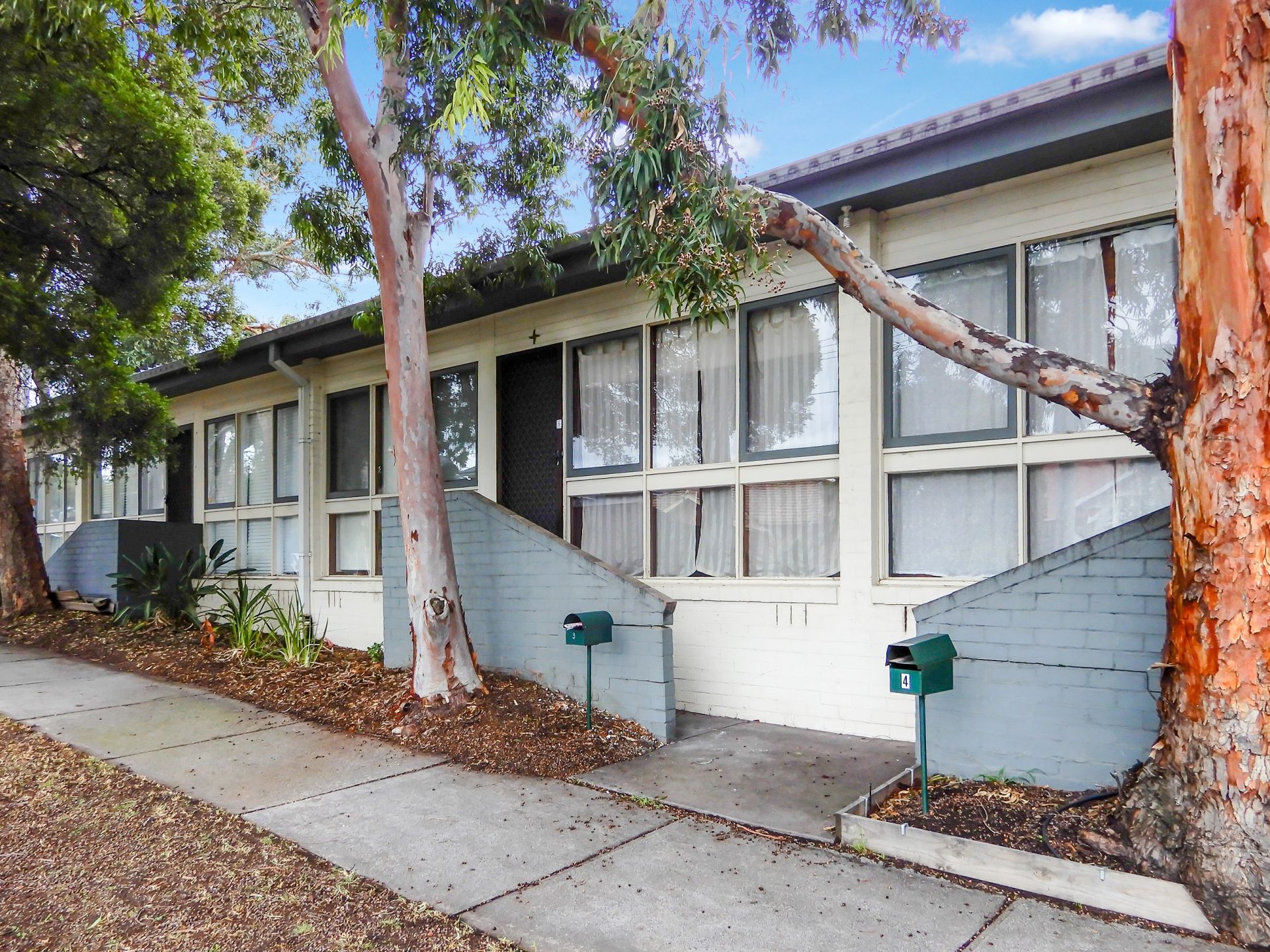 Light, Bright And Spacious Two Bedroom Cosy Unit!