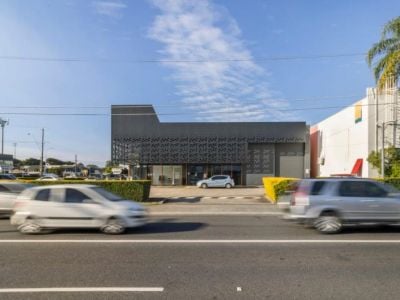 VERSATILE OFFICE/SHOWROOM/WAREHOUSE ON PROMINENT CORNER