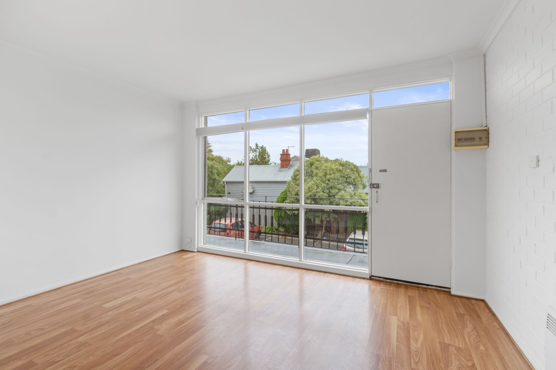 Bright & Conveniently Located!
