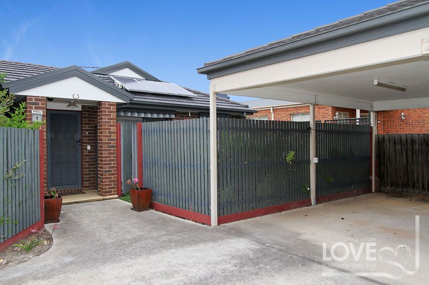 LOW MAINTENANCE, CONVENIENTLY LOCATED ONE BEDROOM UNIT