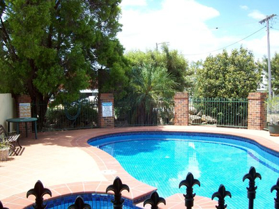 MOTEL LEASEHOLD FOR SALE - GREAT STARTER - STRONG NORTH-WEST RURAL TOWN