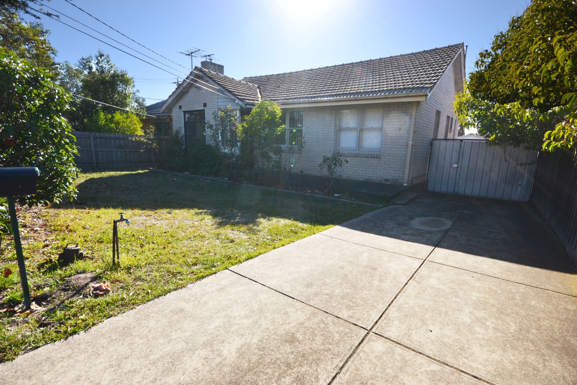 FABULOUS LOCATION & PRICED TO PLEASE