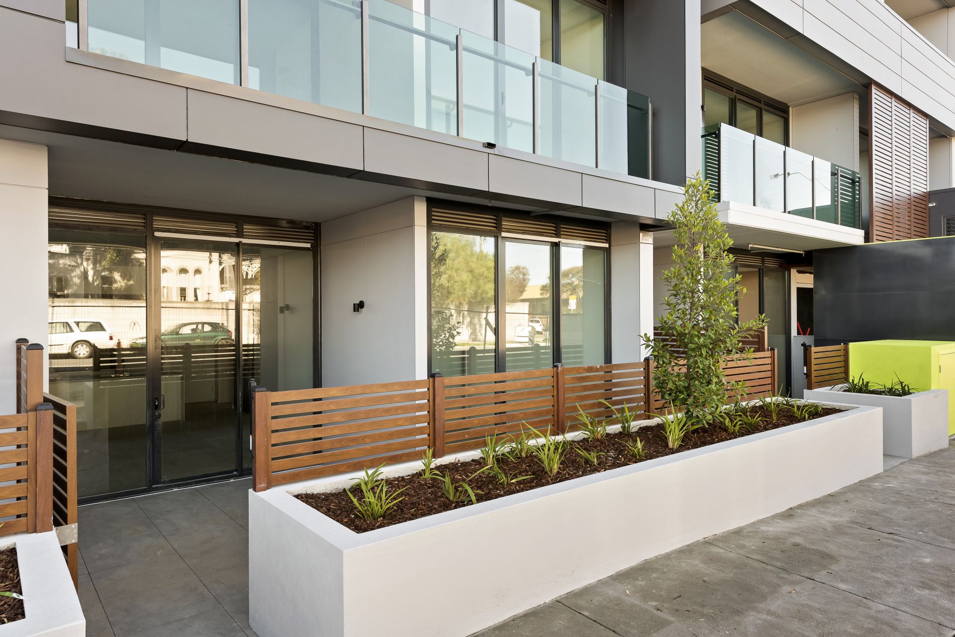 SPECTACULAR 2 BEDROOM  APARTMENT WITH LARGE COURTYARD