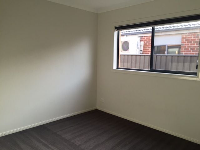 SPACIOUS 4 BEDROOM HOME - AVAILABLE NOW! WALK TO SCHOOLS & SHOPS