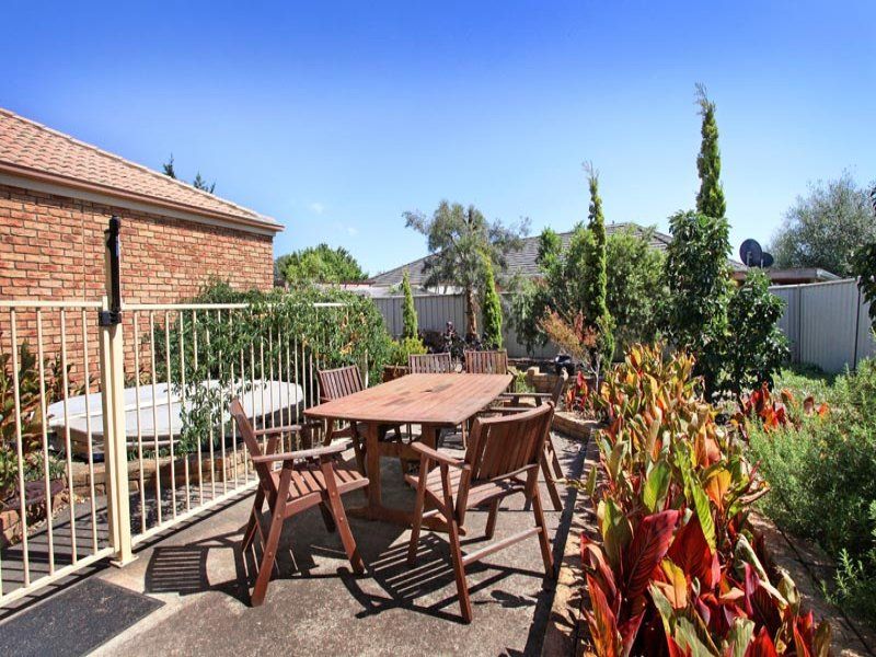 20 Blenheim Way, Caroline Springs - Thumbnail 8