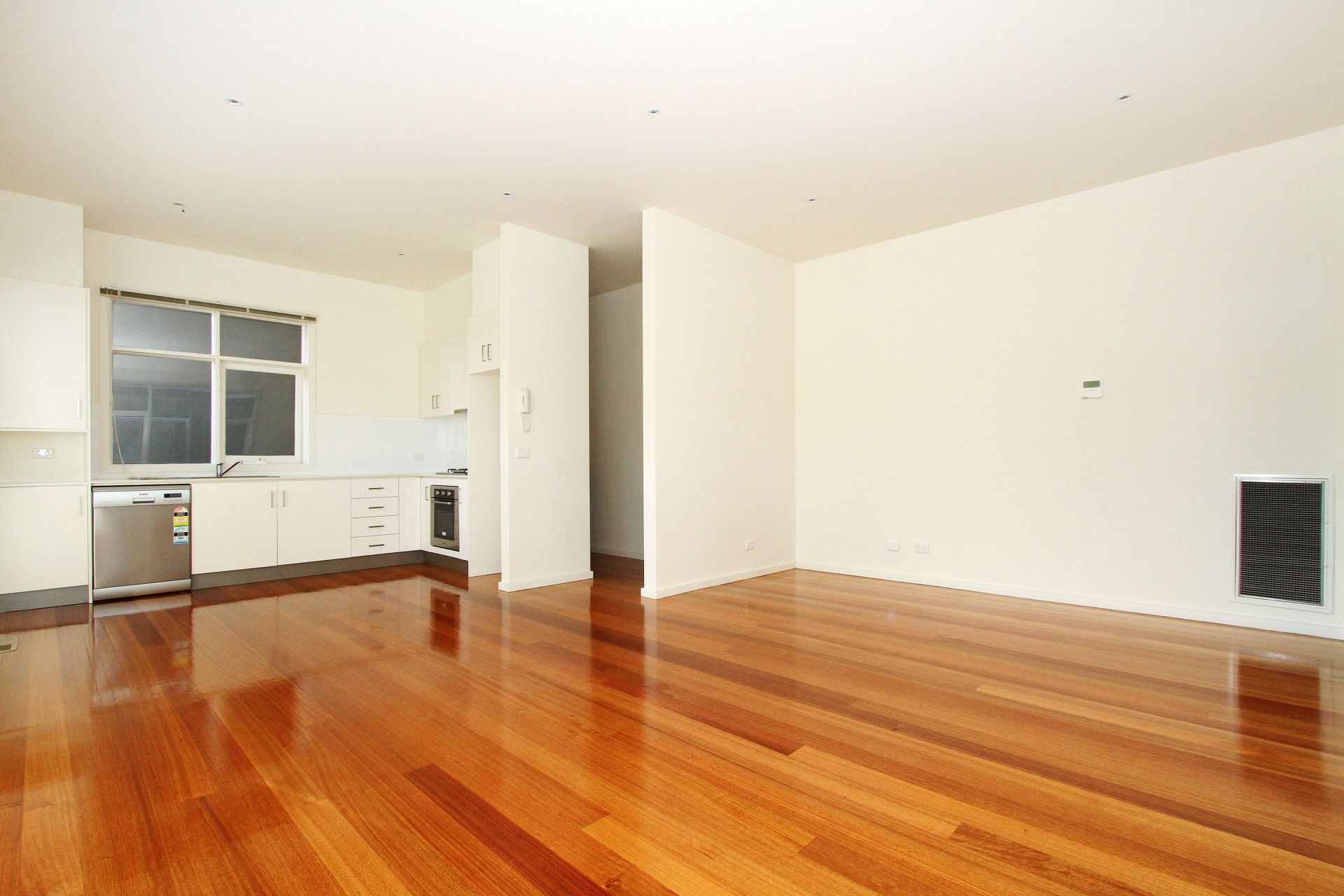 One year old Apartment in Ivanhoe