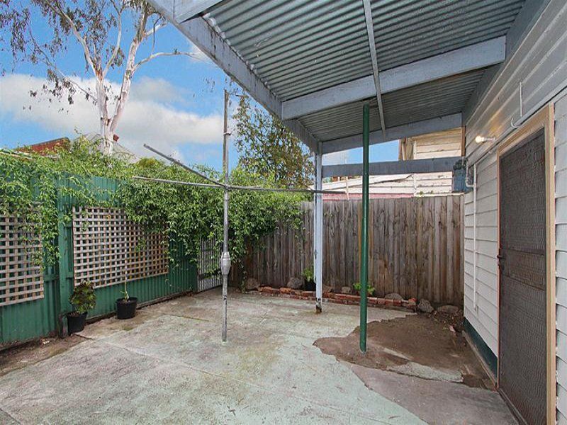 Close to Brunswick Street Shops, Cafes, Transport & CBD!