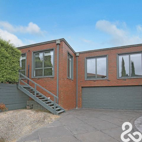 **Executive Family Luxury Living in Ivanhoe**