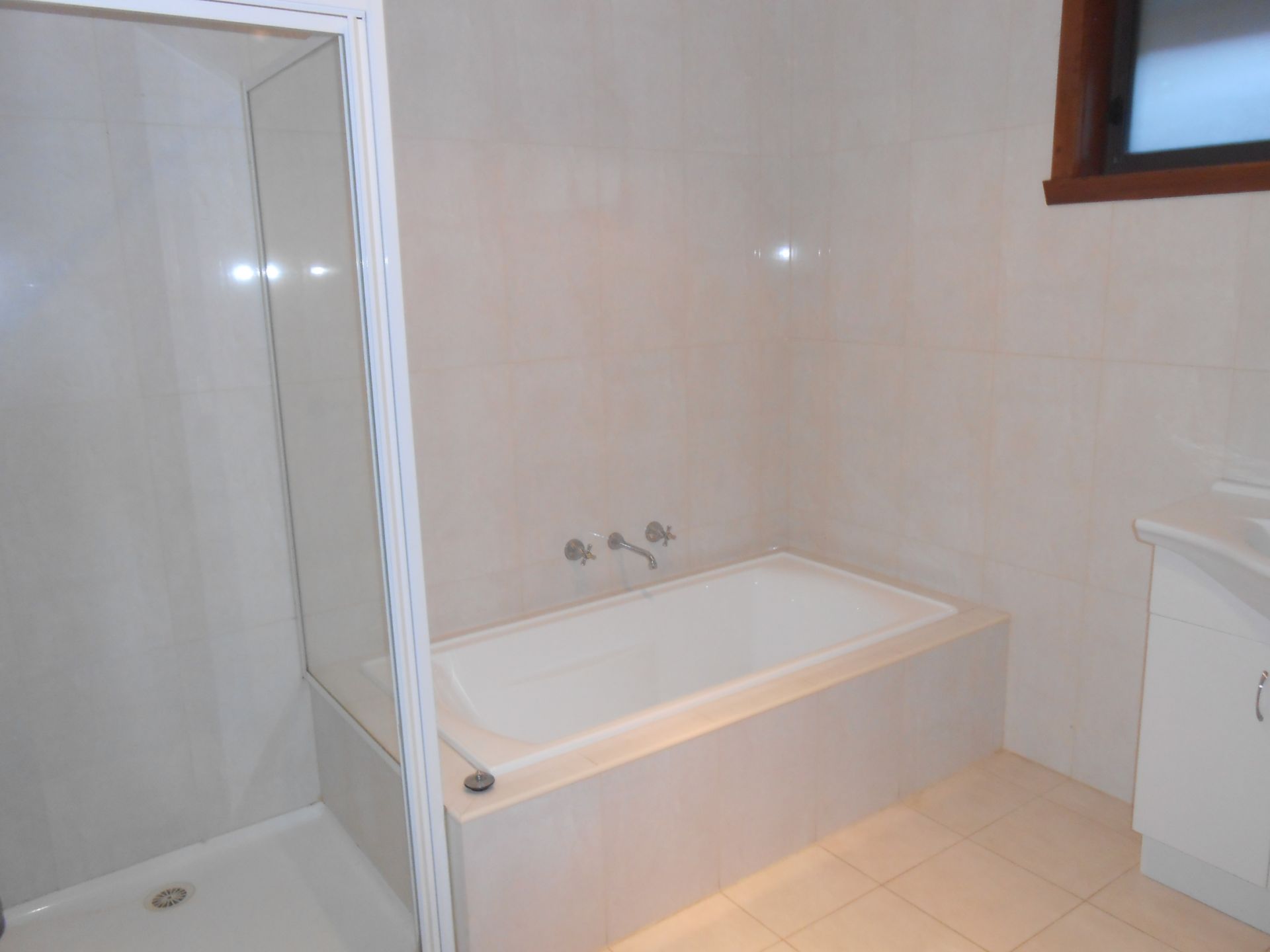 SPACIOUS FAMILY HOME WITH RUMPUS ROOM… WALK TO THE STABLES SHOPPING CENTRE!