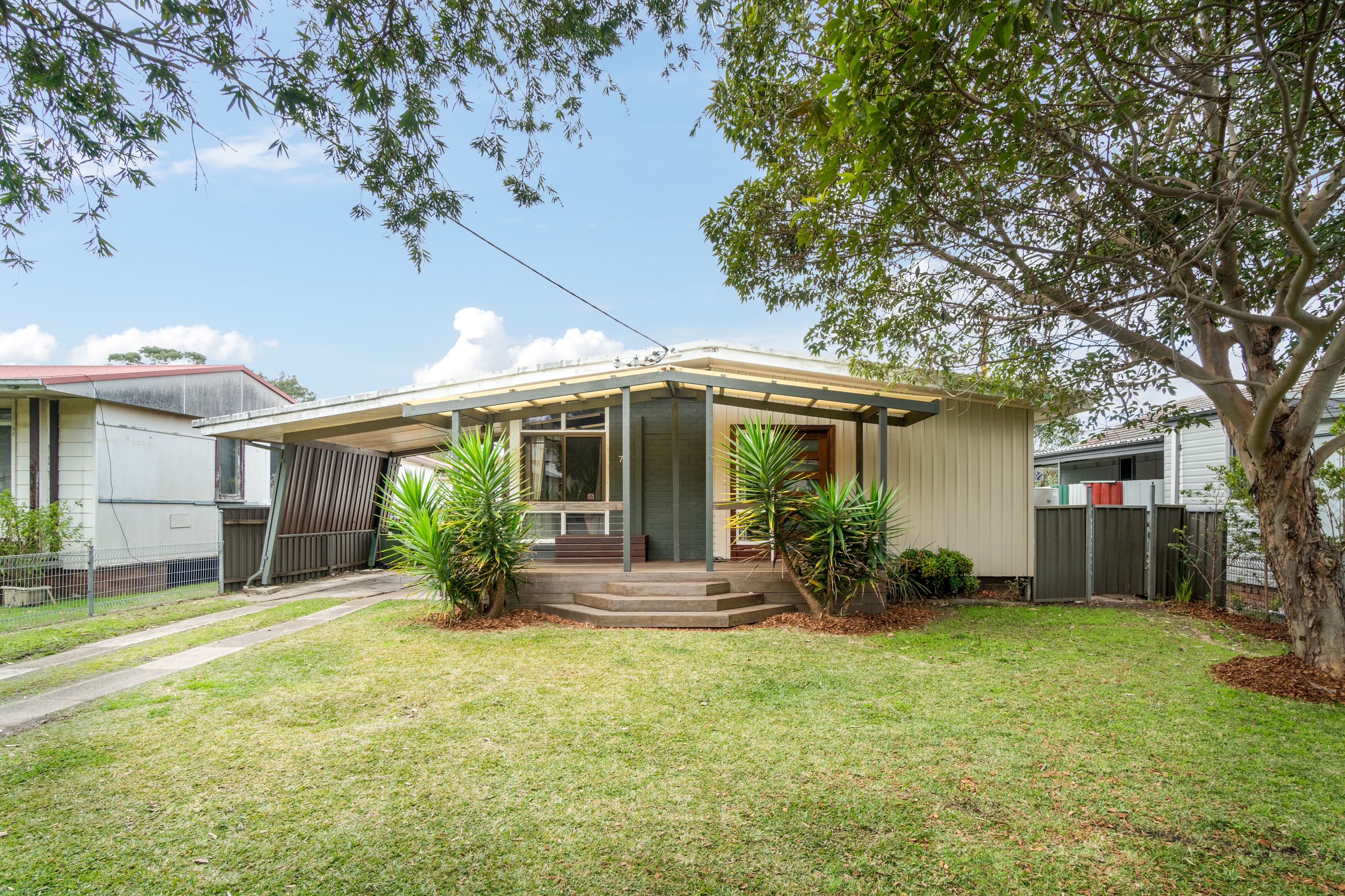 Real Estate For Sale 70 Coral Crescent Gateshead , NSW