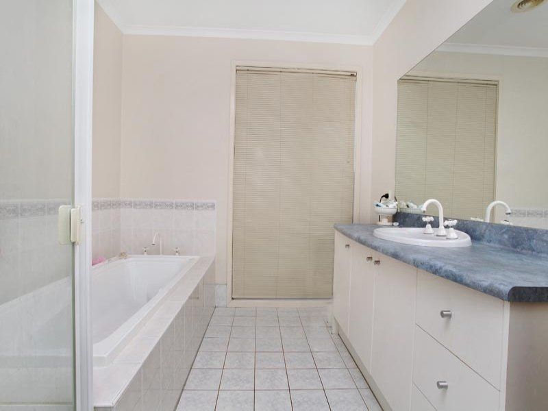 20 Blenheim Way, Caroline Springs - Thumbnail 7