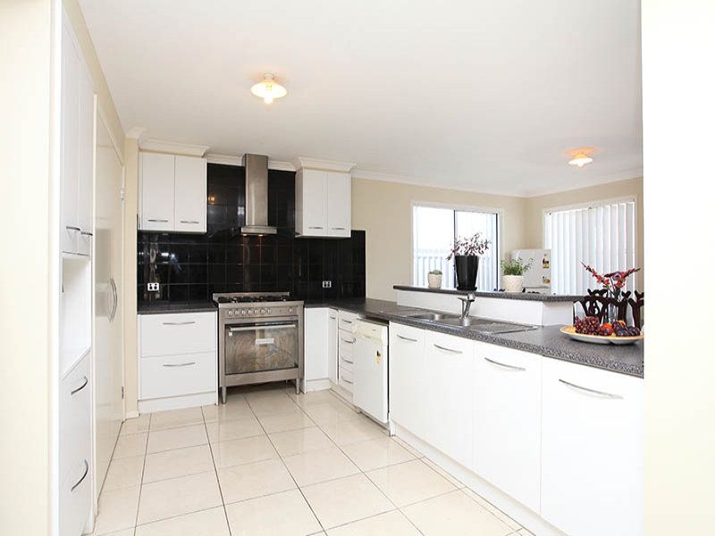 8 Gill Place, Caroline Springs - Thumbnail 3