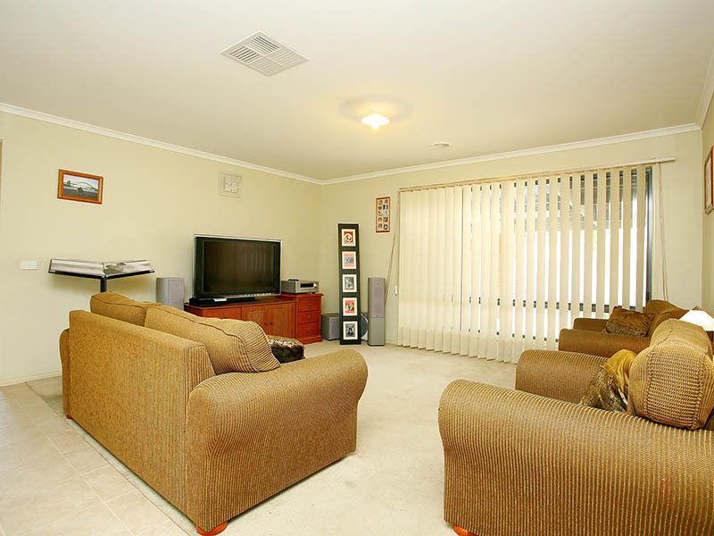 4 Hughes Avenue, Caroline Springs - Thumbnail 6