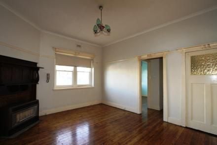 Walk to the beach ! Ground level heritage apartment ready August 2020