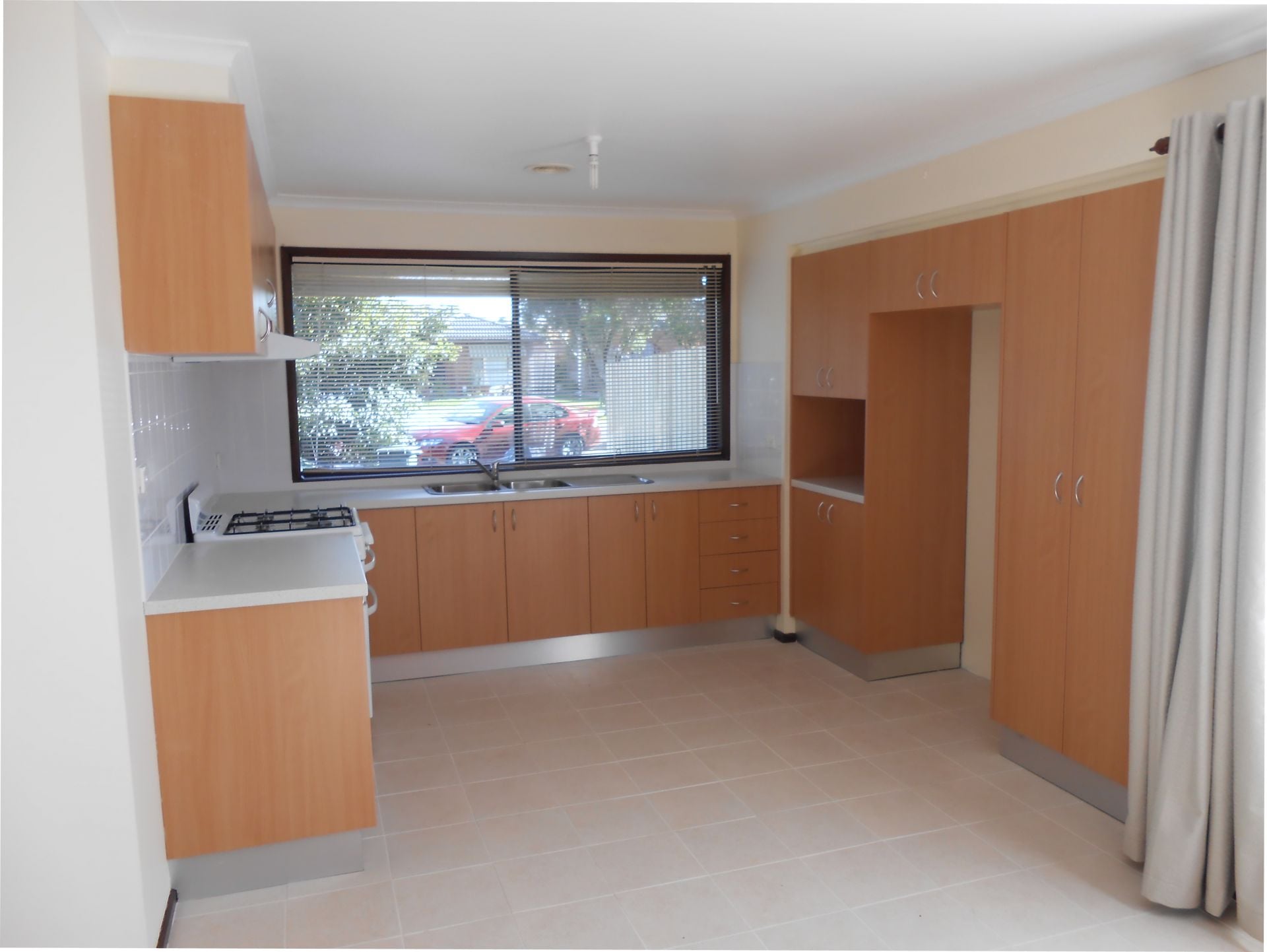 MAINTENANCE FREE! IMMACULATE UNIT IN QUIET COURT LOCATION  *Insp Tue 10th Dec @ 4:00pm*