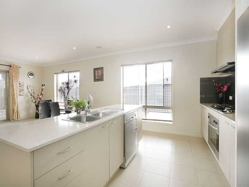 15 Derham Drive, Point Cook - Thumbnail 4