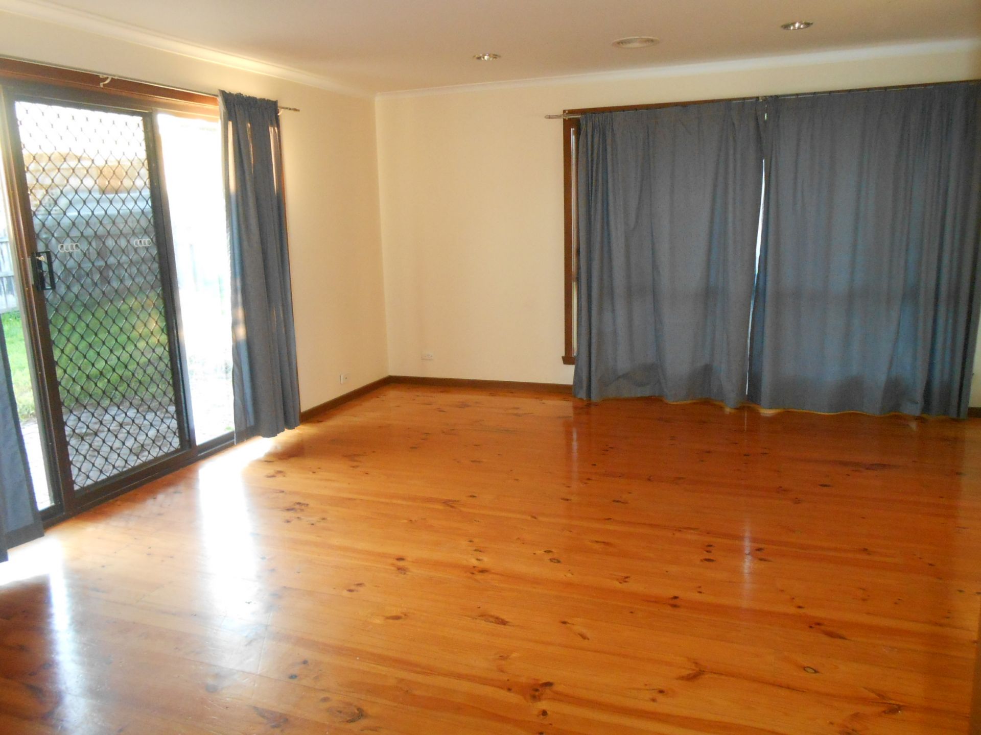 SPACIOUS FAMILY HOME WITH RUMPUS ROOM… WALK TO THE STABLES SHOPPING CENTRE!