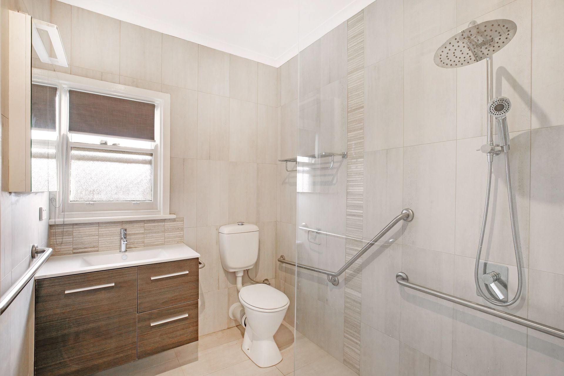 UNDER OFFER!!!!