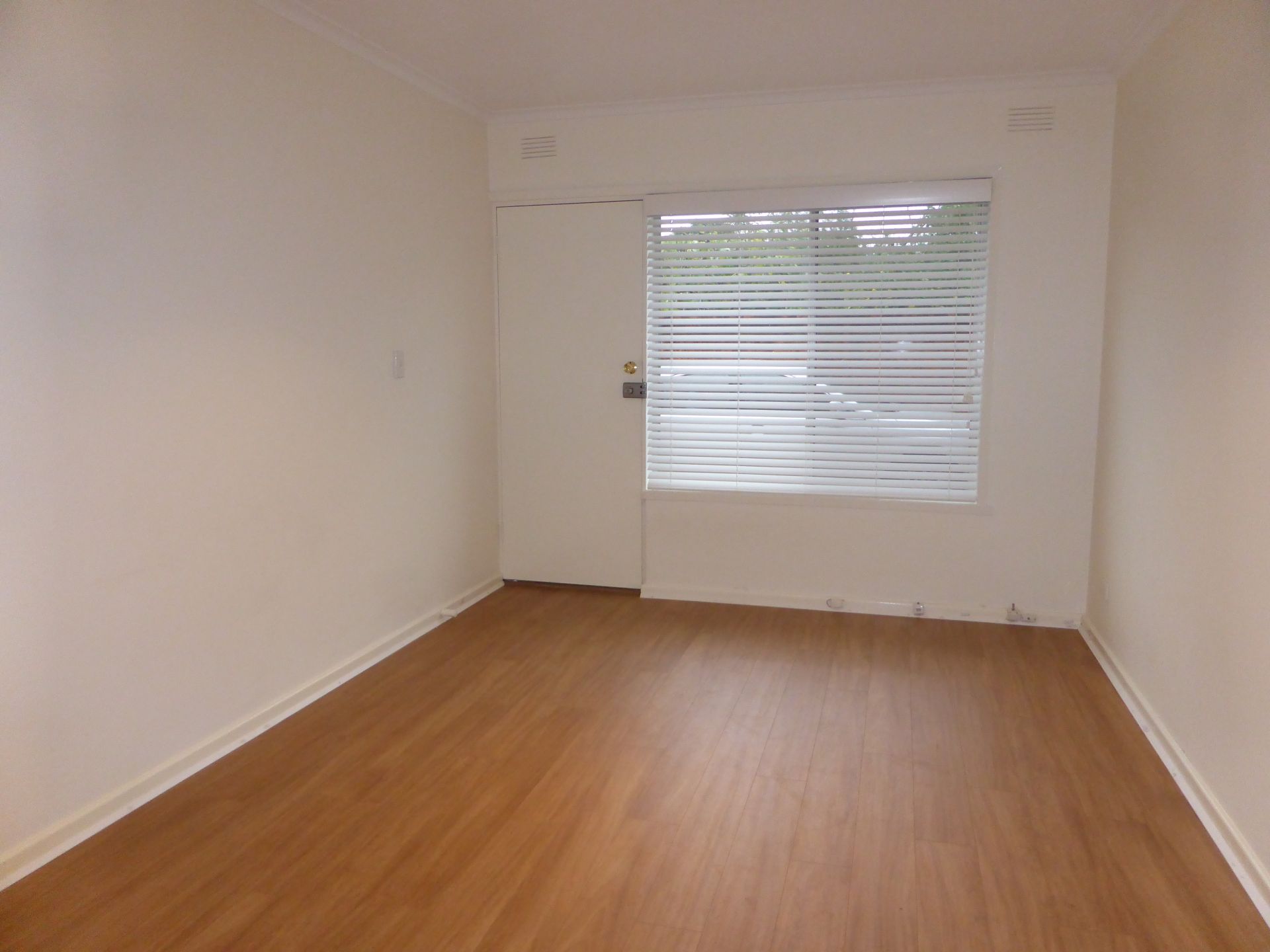 Refurbished Two Bedroom Apartment In Convenient Location