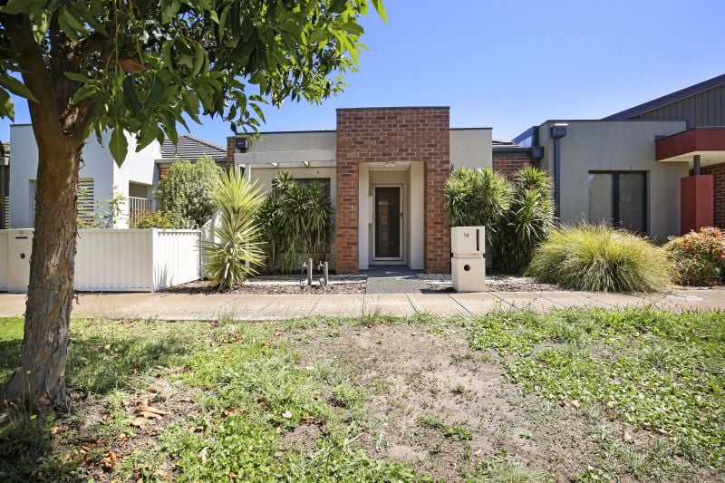 14 Zinnober Gardens, Epping