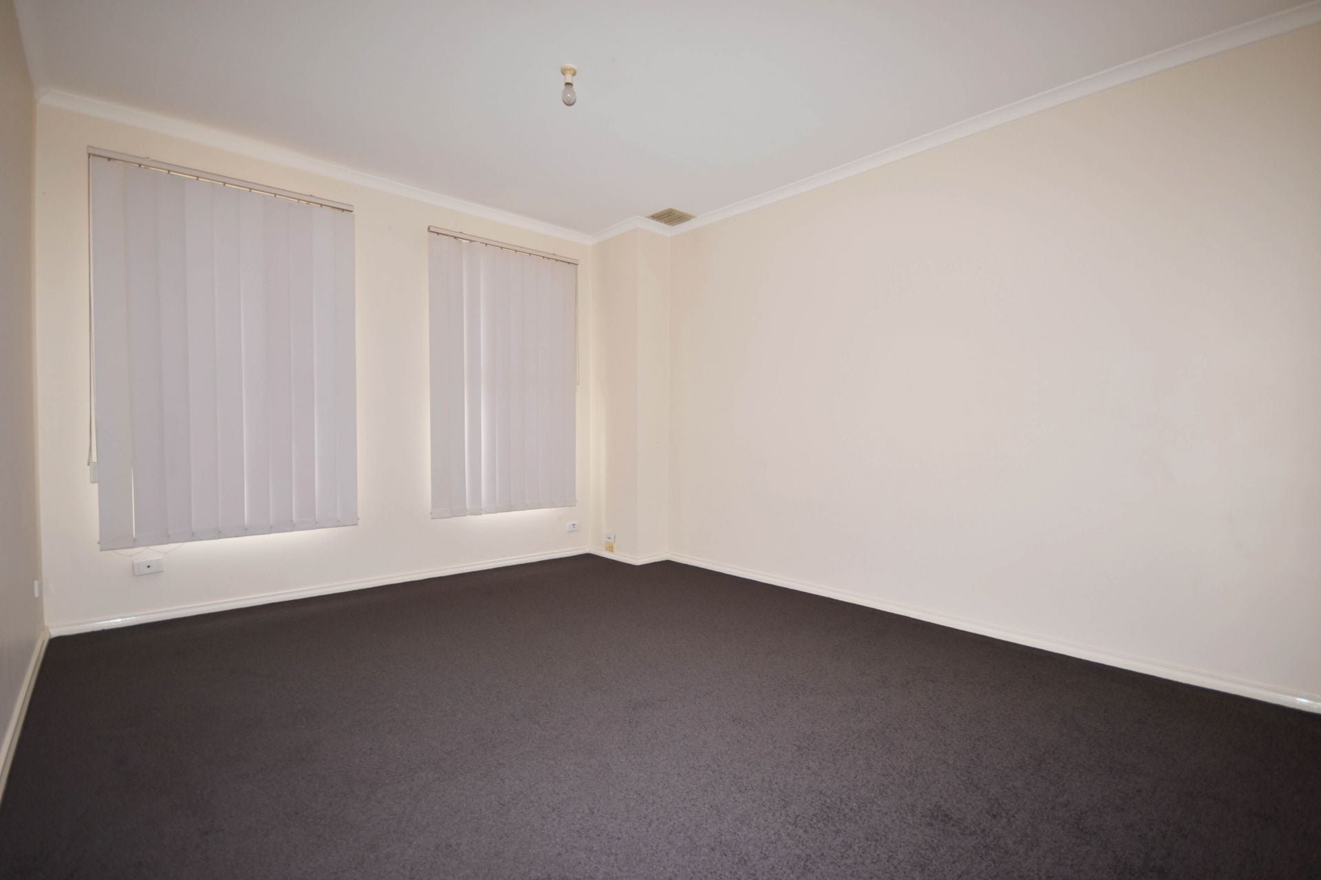 WITHIN WALKING DISTANCE TO SHOPS, TRAIN & BUS