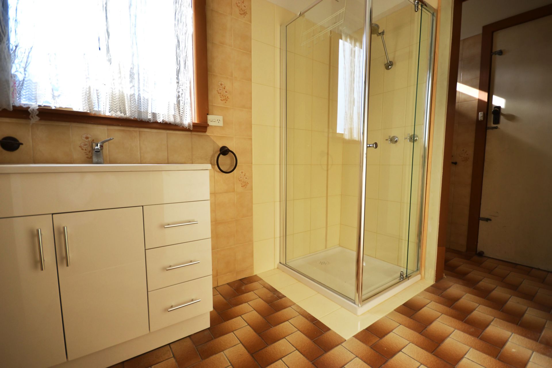 COMFY THREE BEDROOM - 6 MONTH LEASE