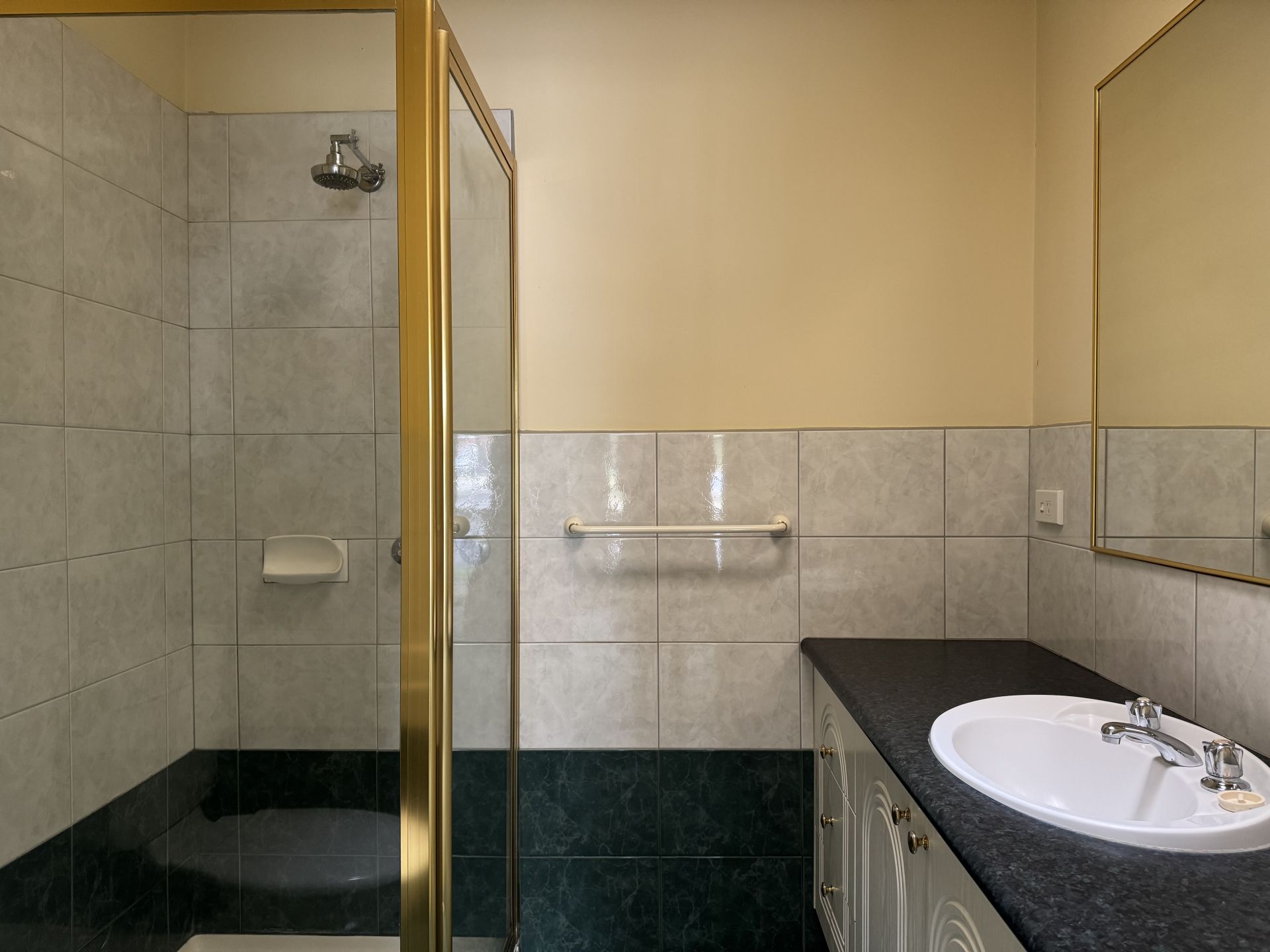 IDEALLY LOCATED CLOSE TO SHOPS & TRANSPORT!