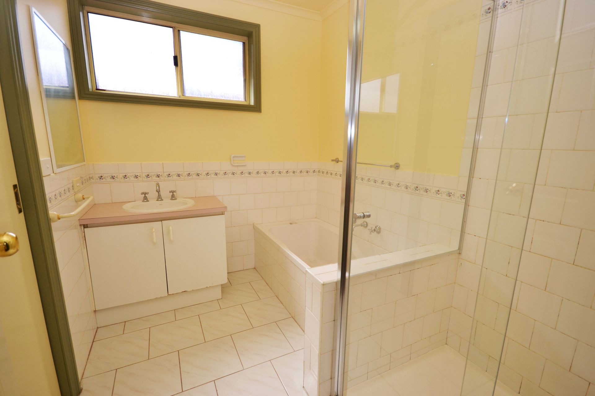 MODERN UNIT IN A GREAT LOCATION