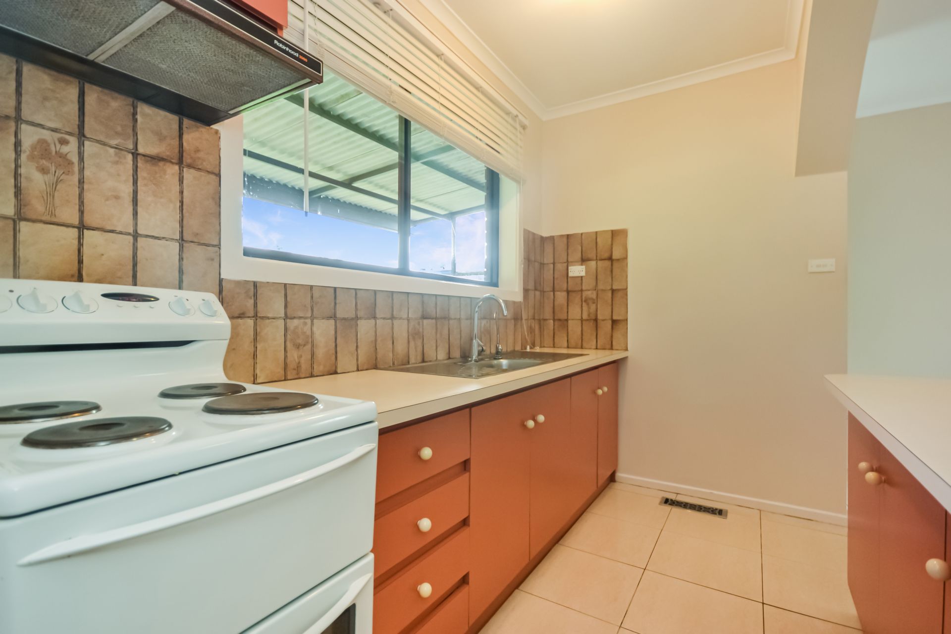 UNDER APPLICATION - NO FURTHER INSPECTIONS AVAILABLE.
AVAILABLE NOW -  1 BEDROOM UNIT - UTILITIES INCLUDED