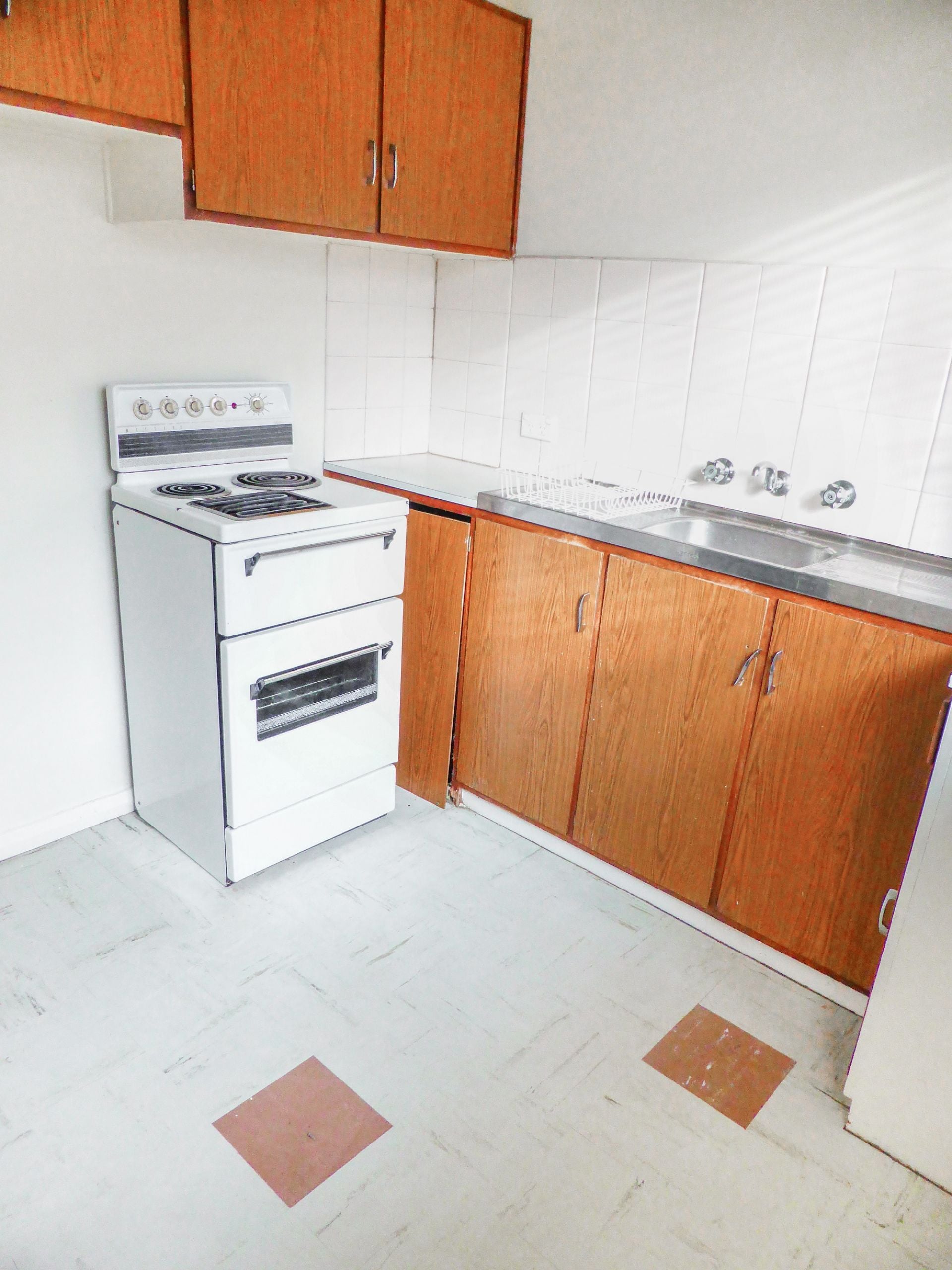 IDEALLY  LOCATED ONE BEDROOM APARTMENT.