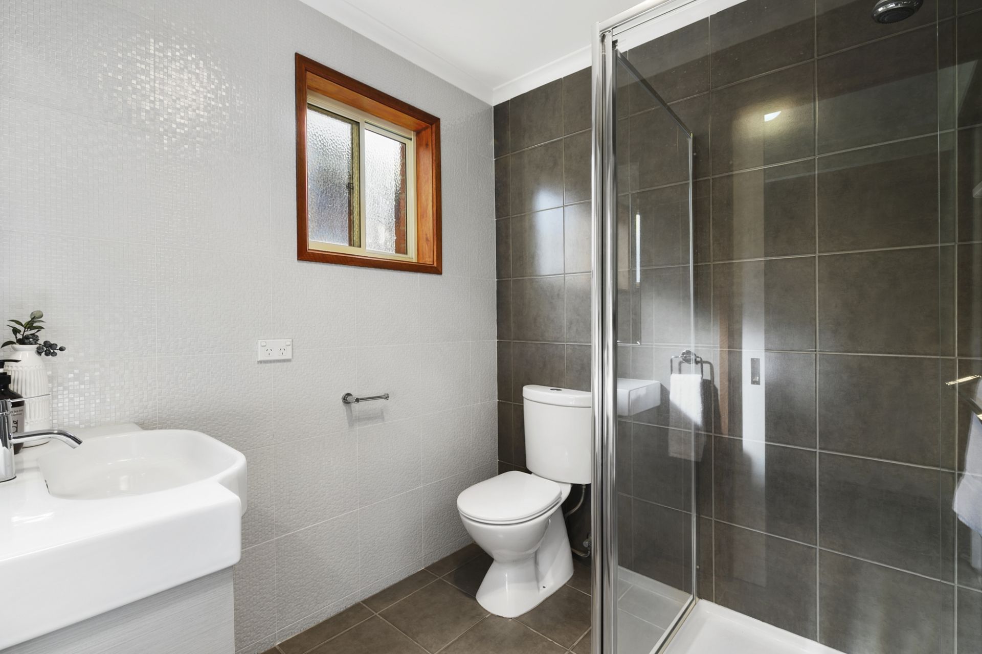 Real Estate For Sale 33 Warrawee Road Leopold , VIC