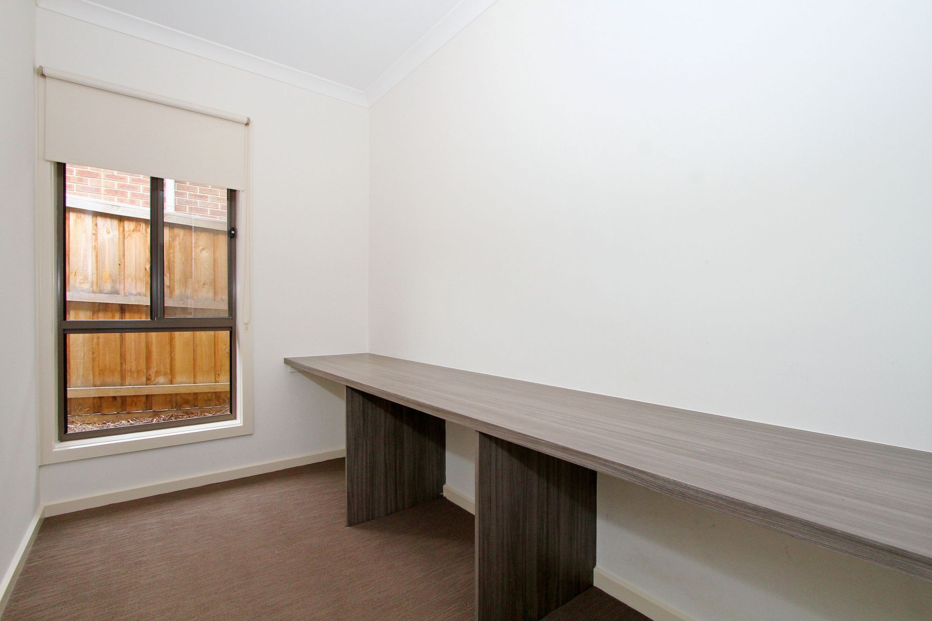 WALKING DISTANCE TO HAZEL GLEN COLLEGE!!!