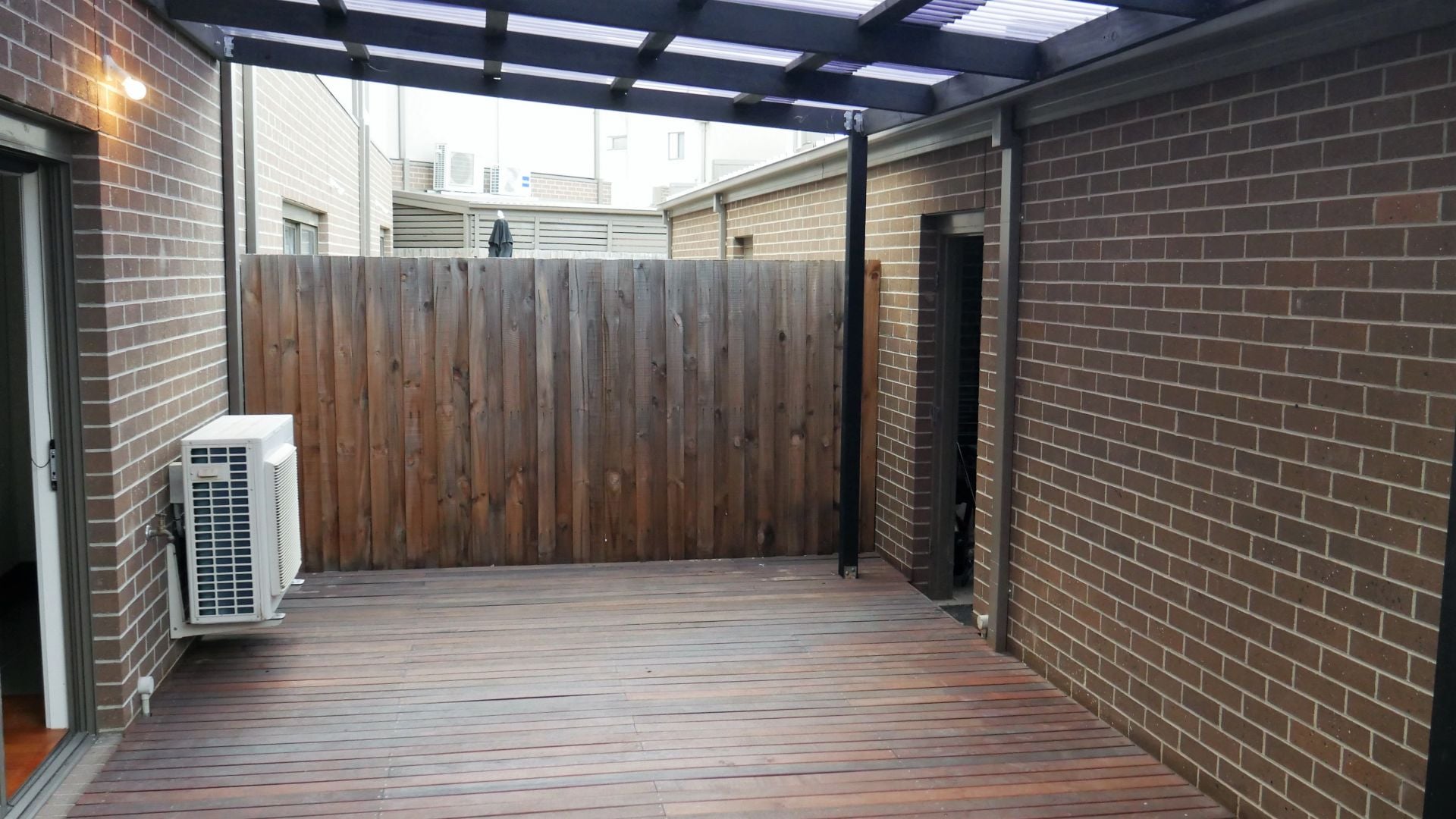 TOWNHOUSE TEMPTATION IN PEACEFUL LOCATION