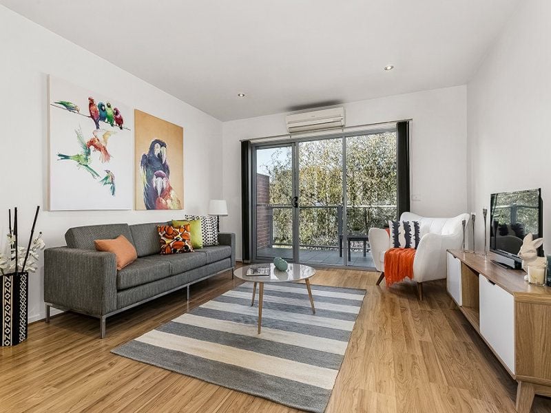 MODERN ELEGANCE WITH A WARM, INVITING AMBIANCE