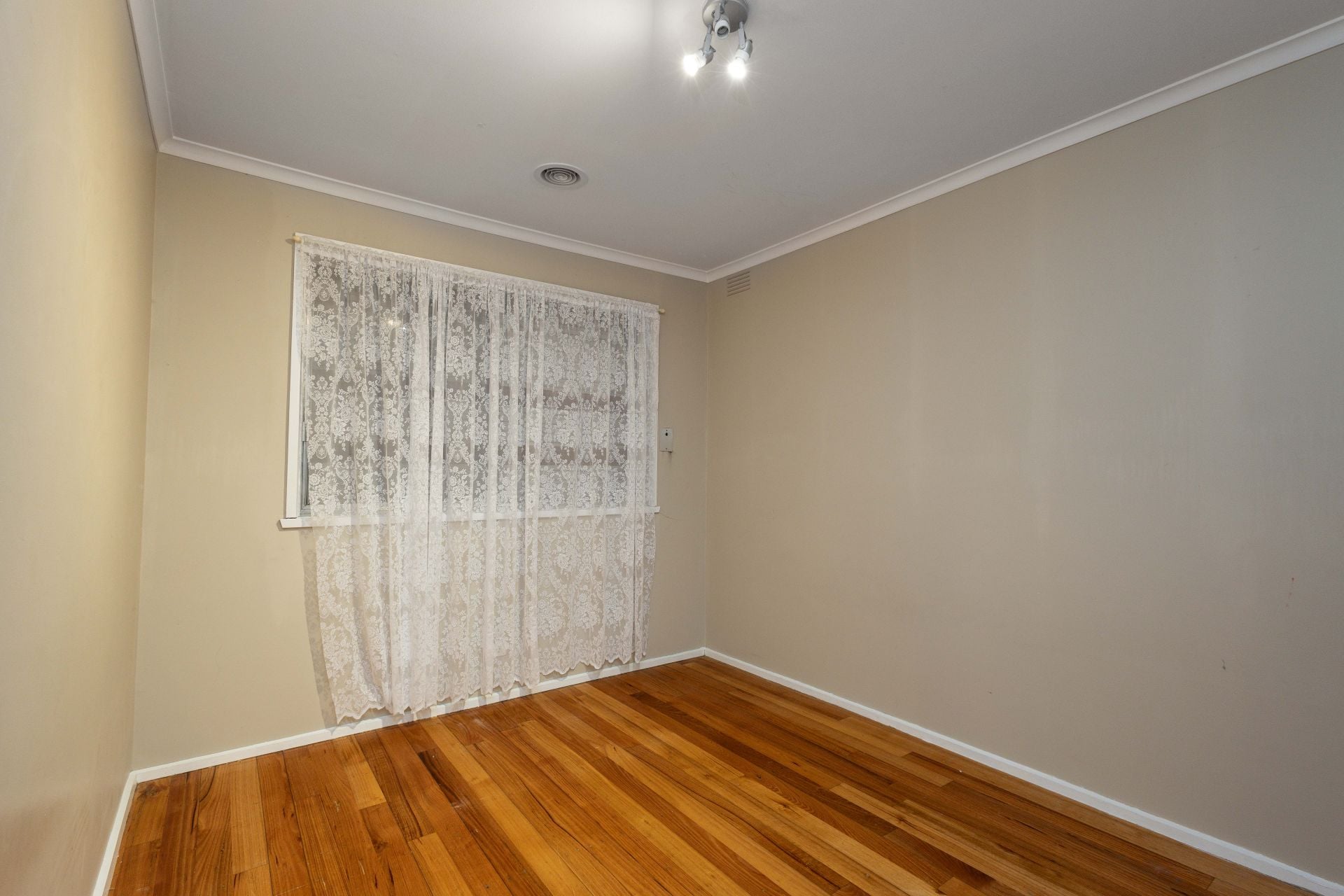 Charming 3-Bedroom Home – Perfect for Families, Convenient Location!