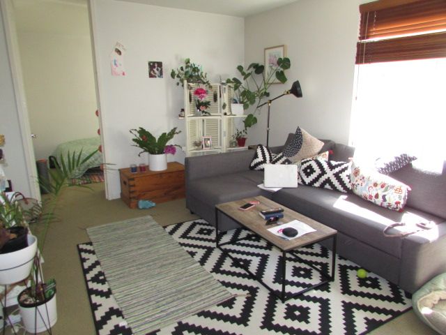 **Room available in 2 bedroom unit house share**