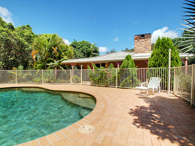 Views and deck to entertain the largest family